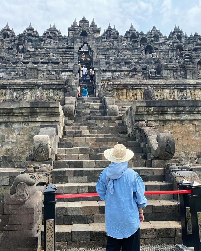 Bạn phải đi qua những bậc thang đi bộ lên đến đền Borobudur Indonesia
