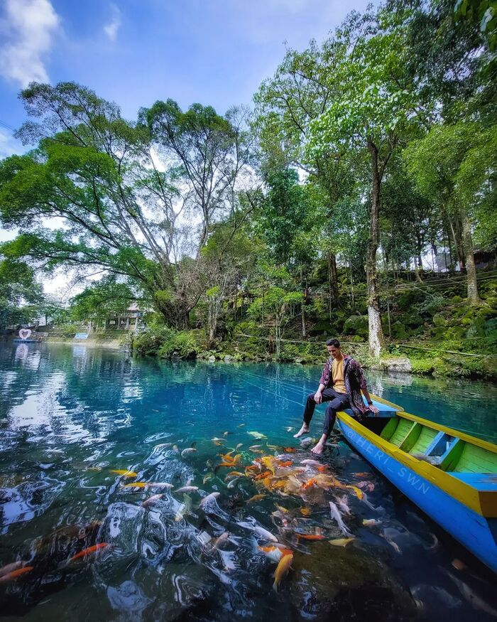 chiêm ngưỡng hồ Telaga Biru Cicerem Indonesia