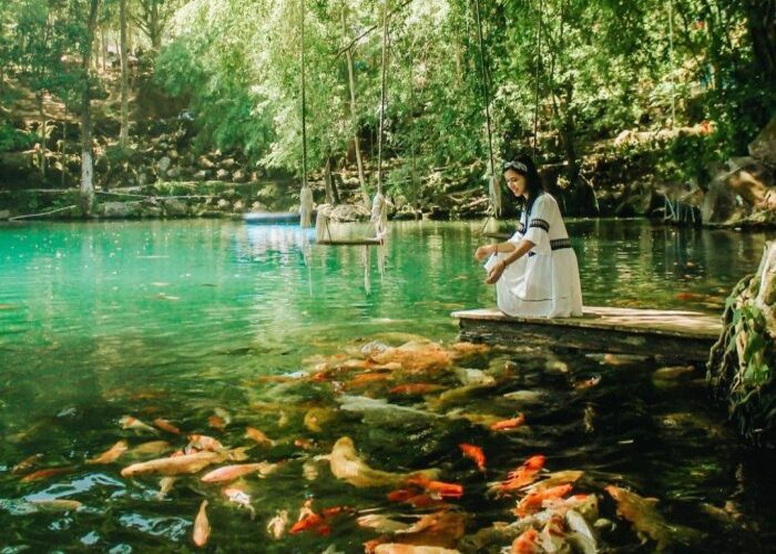 Chiêm ngưỡng Telaga Biru Cicerem Indonesia – hồ cá chép trong xanh ảo diệu