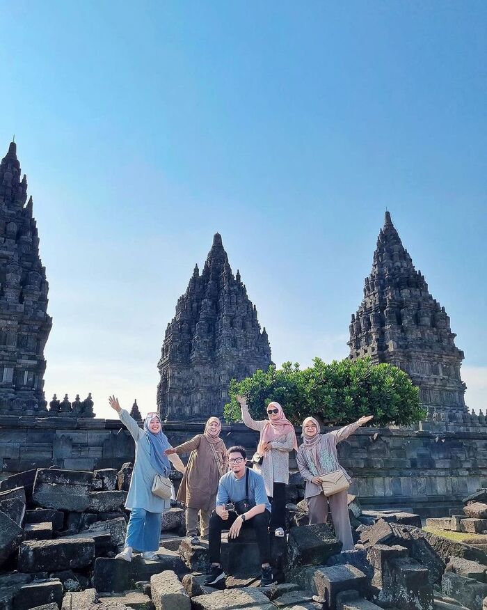 Lượng khách du lịch đến tham quan đền Prambanan Indonesia đông đúc nhất vào cuối tuần và ngày lễ