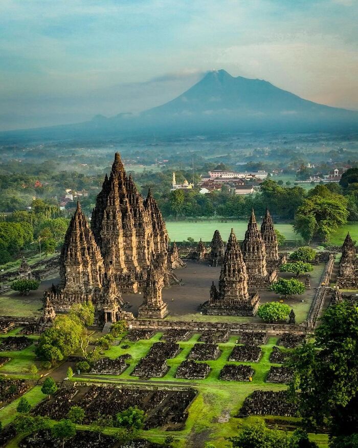  đền Prambanan được xem như viên ngọc cổ kính tại Yogyakarta.