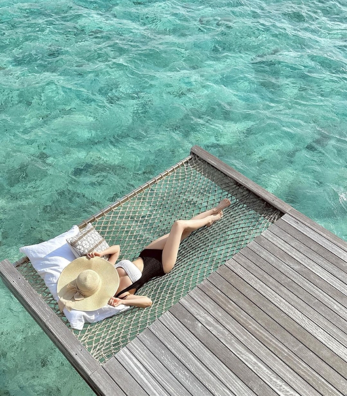 Thả dáng trên dòng sông xanh tại Maldives