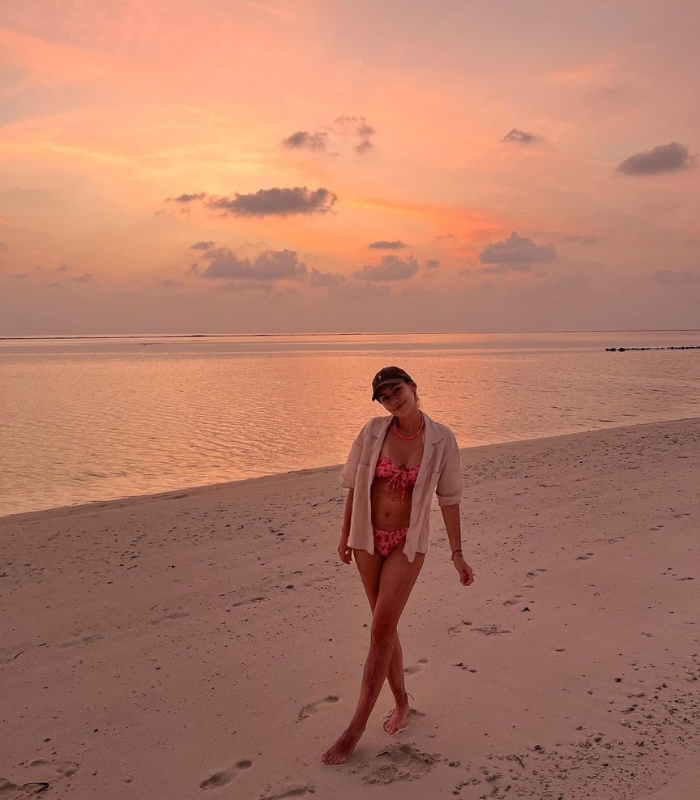 Bạn có thể đi dạo trên bãi biển và ngắm hoàng hôn tại Maldives