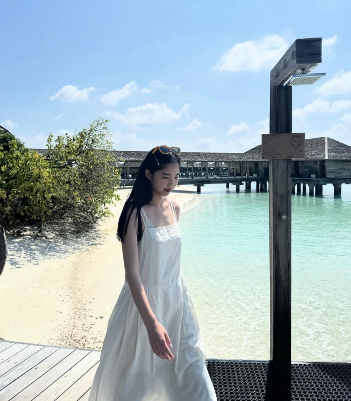 Hurawalhi Island Resort sở hữu một vị trí đắc địa, được bao quanh bởi làn nước biển xanh ngọc bích