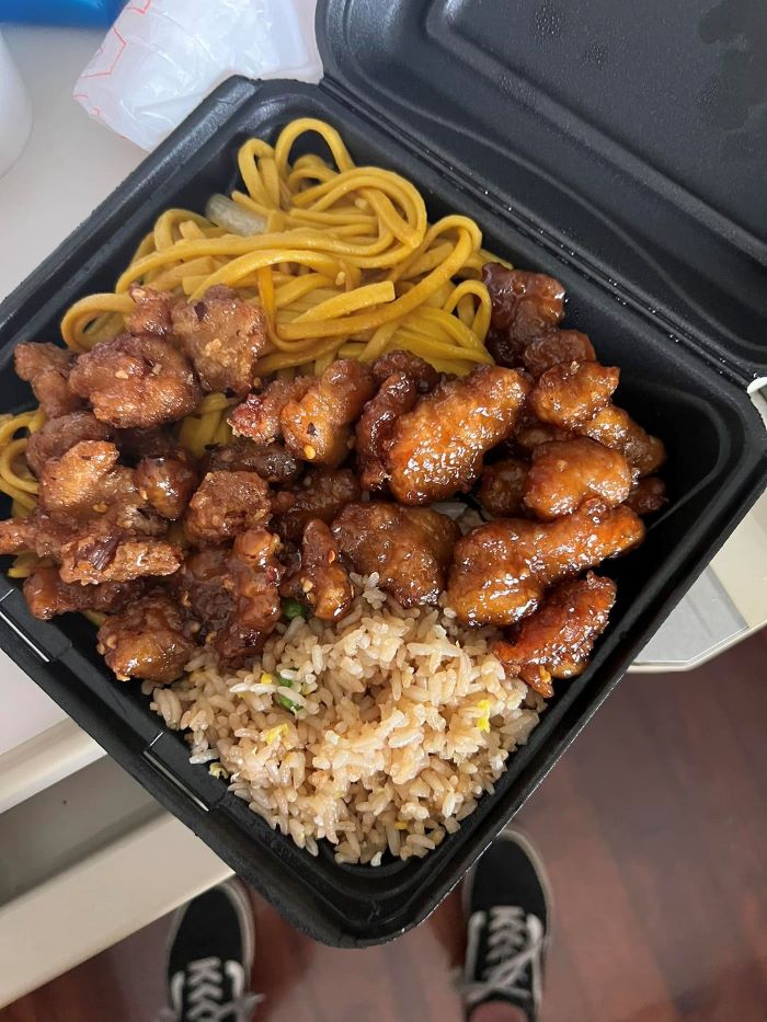 Gà nướng General Tso's ăn kèm với cơm rang