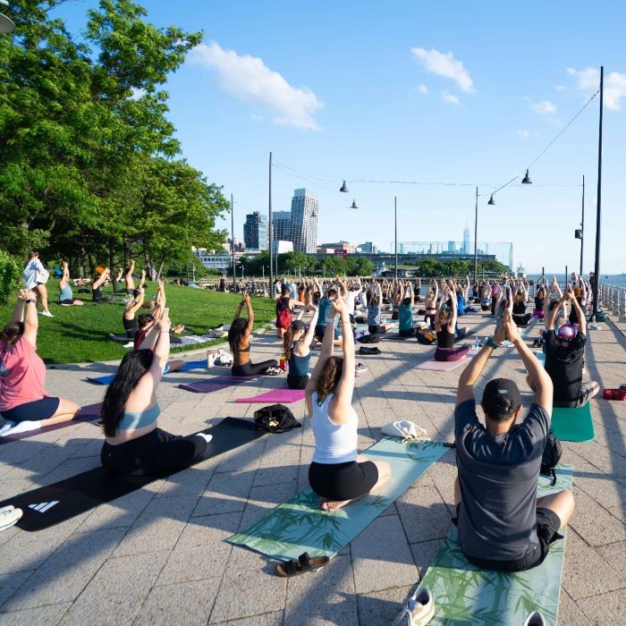 Yoga được mở lớp tại công viên Hudson River, thu hút mọi người tham gia