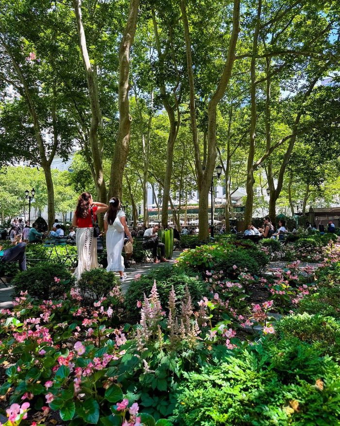 Đi dạo trong công viên xanh mát, ngắm nhìn thiên nhiên tươi đẹp ở Bryant Park