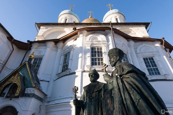 Cây thánh giá tại tu viện Novospassky Nga đẹp hơn bản cũ