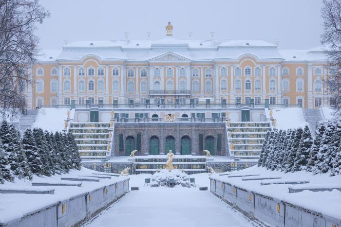Tuyết phủ trắng cung điện Peterhof Nga