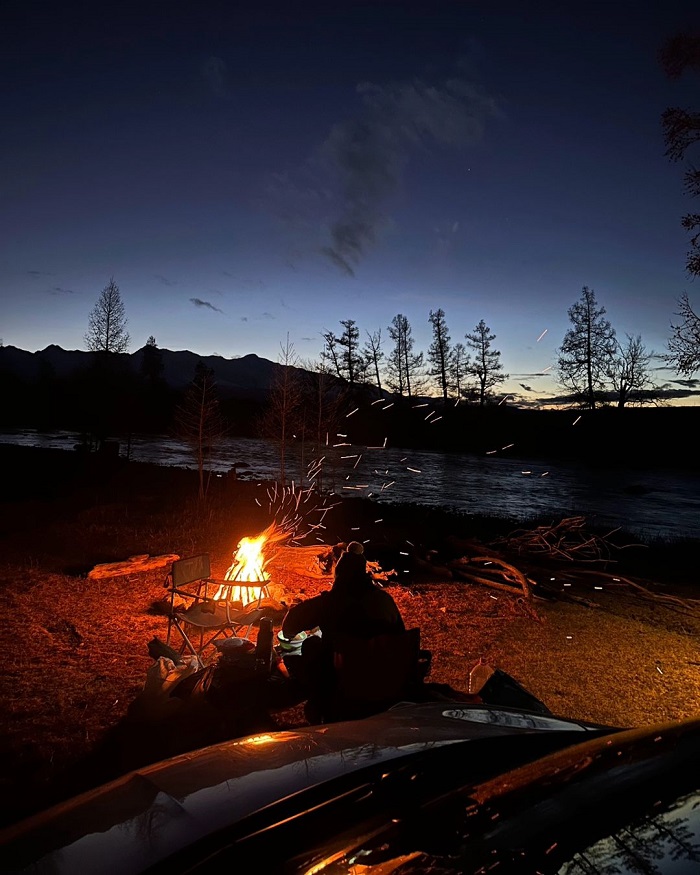Đốt lửa trại vào chiều muộn bên dãy núi Altai Nga 
