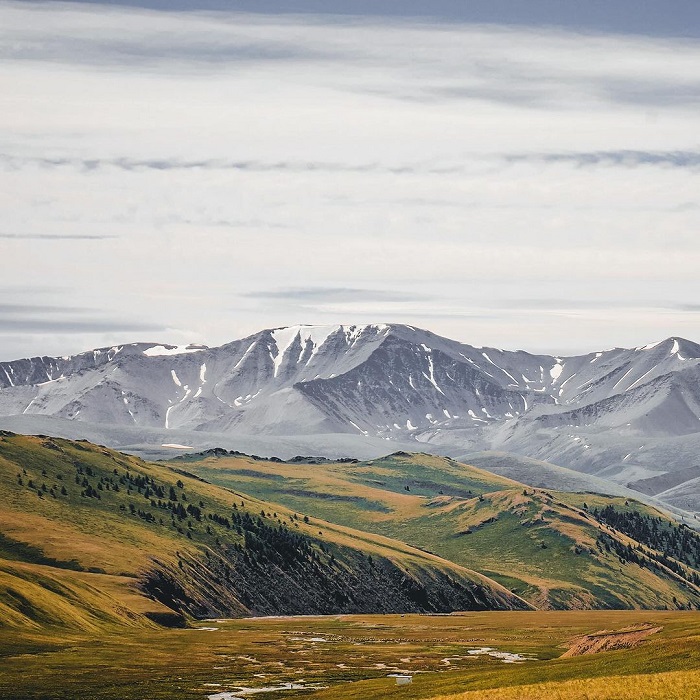 Nhìn từ xa dãy núi Altai Nga hùng vĩ