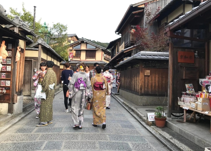 Du lịch Nhật Bản - Người đi dạo phố với trang phục truyền thống