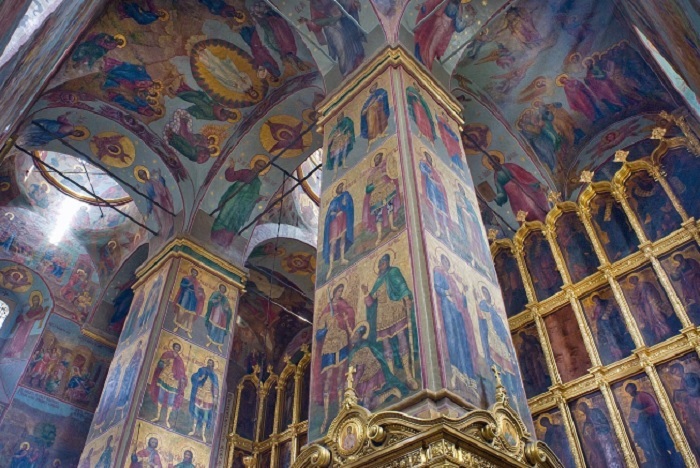 Nhà thờ với nhiều hình biểu trưng tại tu viện Novospassky Nga