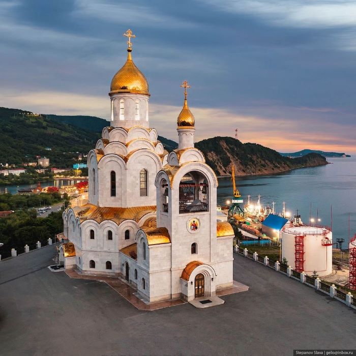 Nhà thờ ở thành phố Petropavlovsk-Kamchatskiy Nga