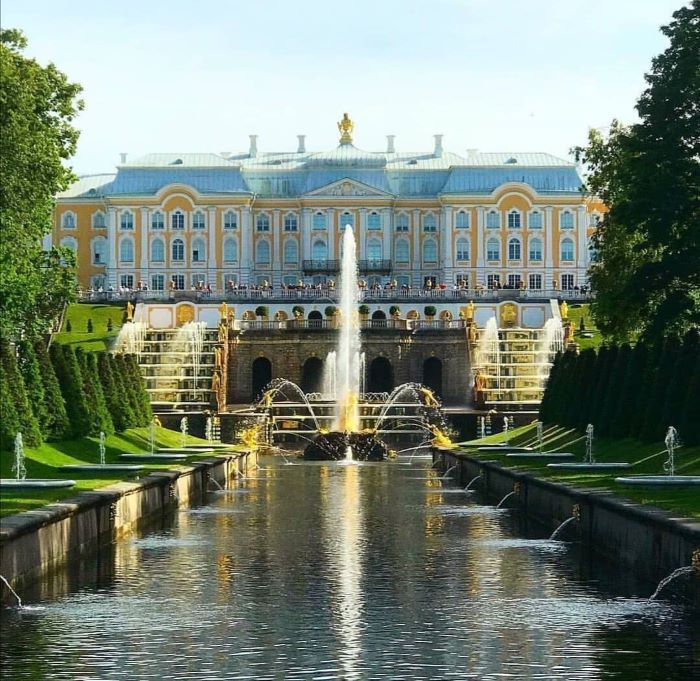 Với sự nguy nga, lộng lẫy, bạn nên đến tham quan cung điện khi đến Nga.