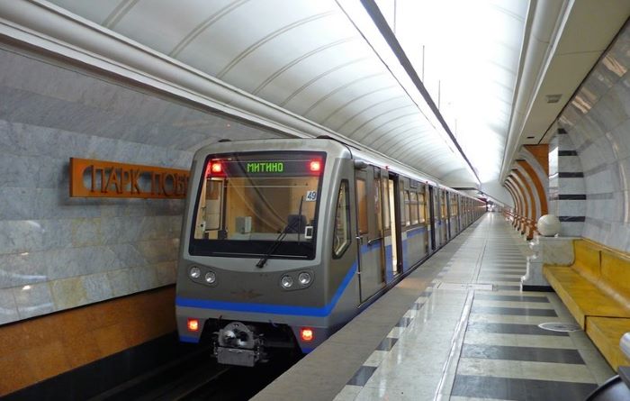 Hệ thống xe điện ngầm Metro đi đến tu viện Novospassky Nga dễ dàng
