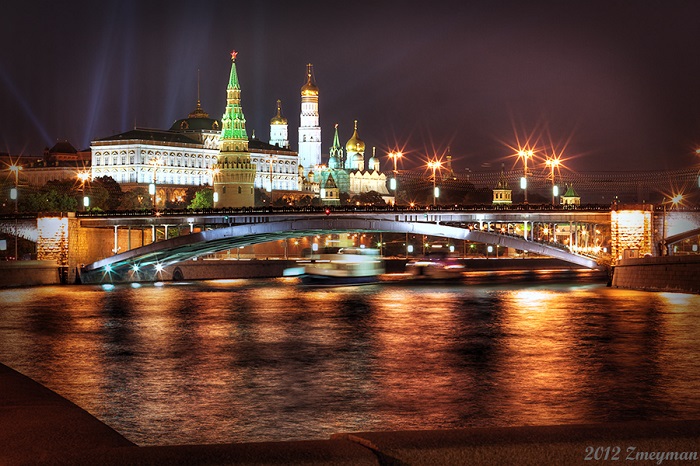Điện Kremlin rực sáng về đêm