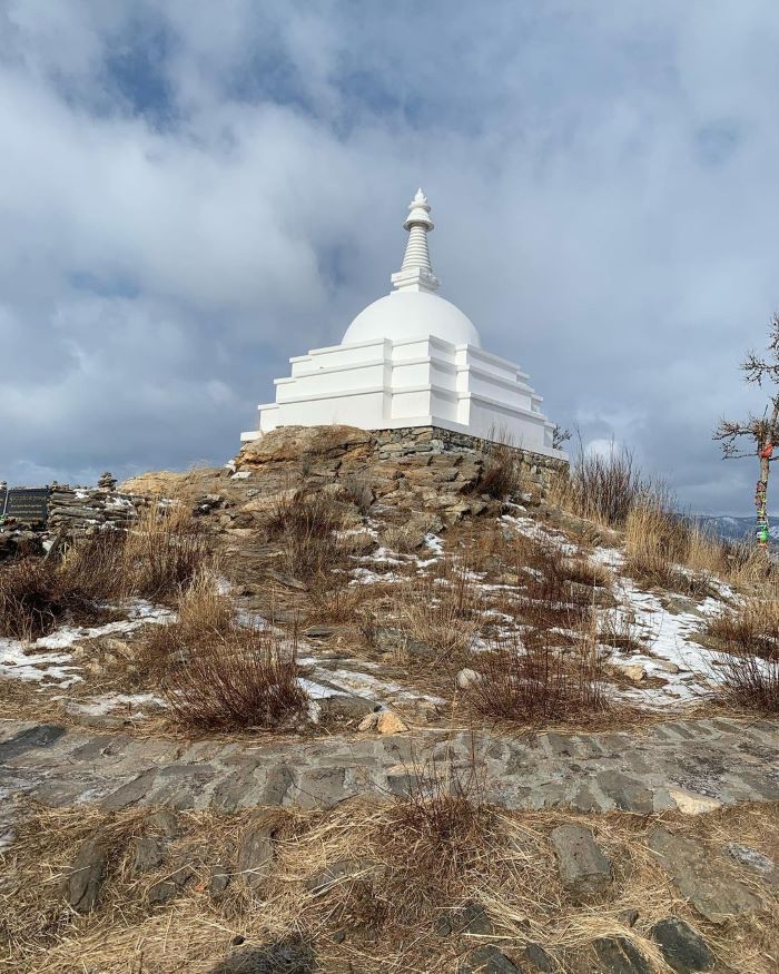Bảo tháp Phật giáo nằm ở vị trí trên cao của đảo Ogoy