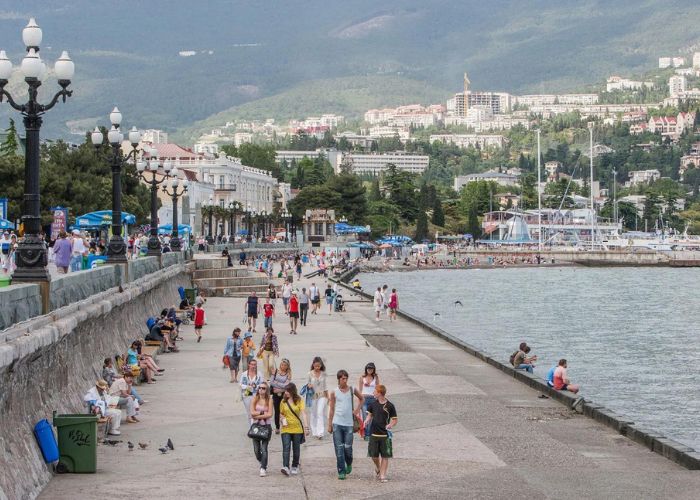 Bạn có thể đi bộ khám phá, tham quan các địa điểm trên bán đảo Crimea