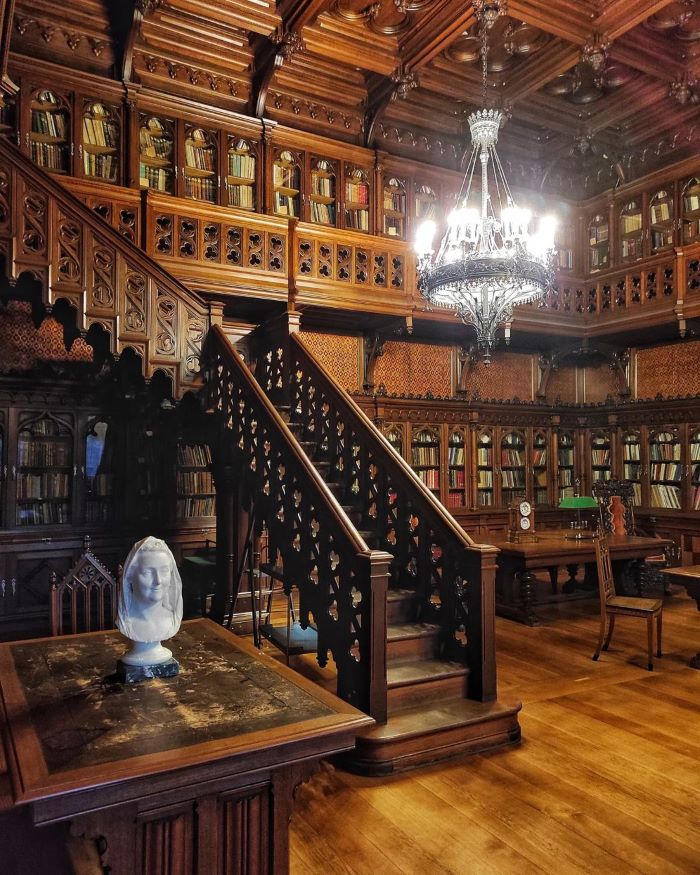Gian phòng có nhiều loại sách được sưu tầm từ lâu đời