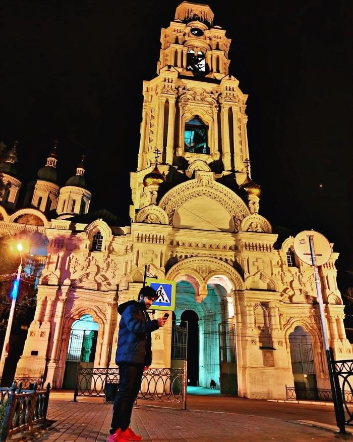 Điện Kremlin Astrakhan ở Nga về đêm lung linh dưới ánh đèn vàng