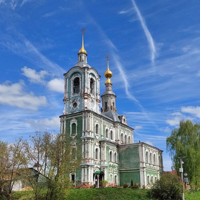 Màu xanh nổi bật của kiến trúc nhà thờ Nikitskaya khi khám phá Vladimir Nga