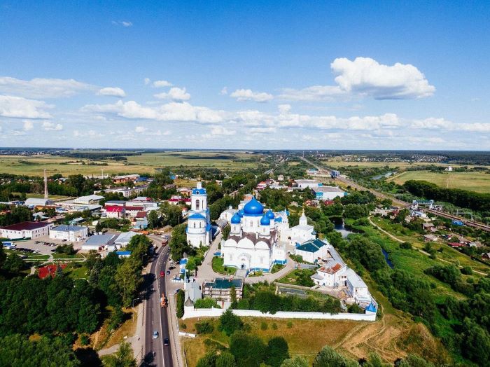 Khung cảnh từ trên cao nhìn xuống ngôi làng Bogolyubovo nước Nga