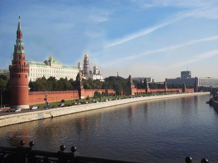 Cung điện Grand Kremlin ở Moscow nhìn từ một chuyến du ngoạn trên sông