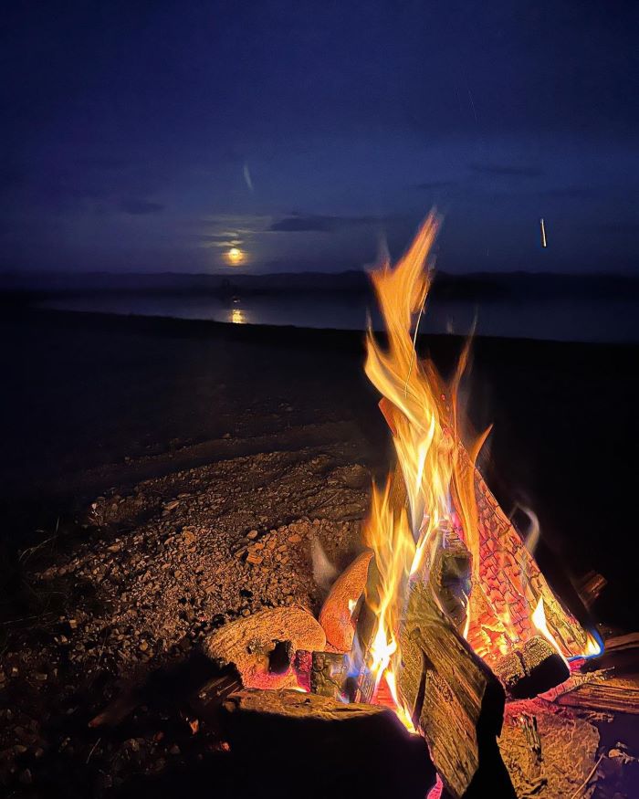 Bạn có thể đốt lửa trại và thư giãn bên bãi biển vào buổi tối