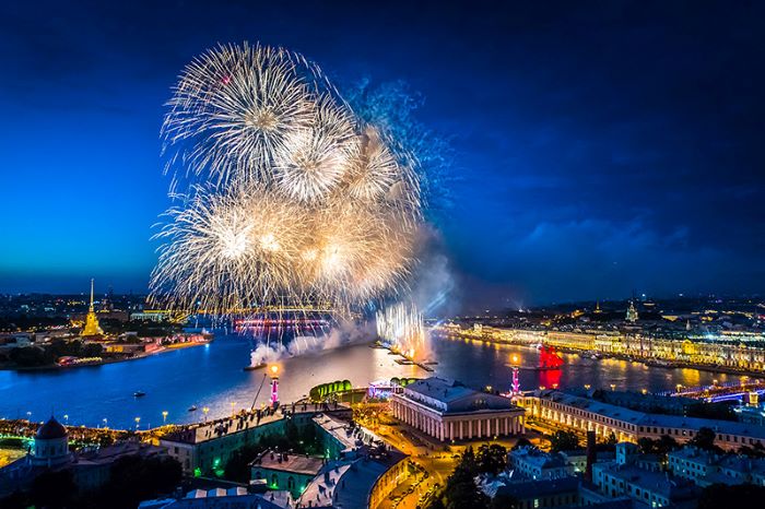 Chiêm ngưỡng màn bắn pháo hoa lớn ở Lễ hội đêm trắng ở Nga