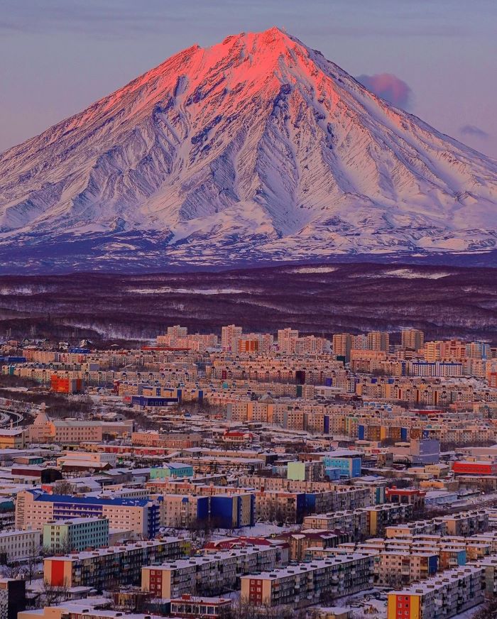 Kamchatka khi nhìn từ xuống khung cảnh các nhà dân sinh sống