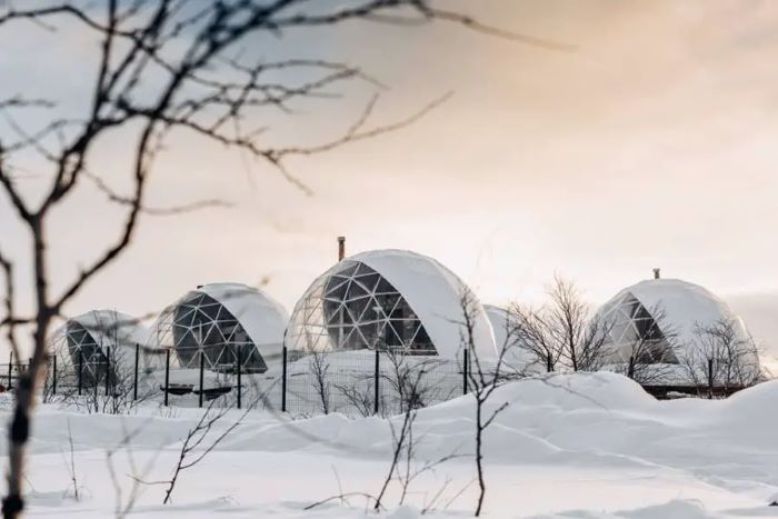 Từ lều tuyết kính, bạn có thể ngắm Bắc Cực quang ở Murmansk