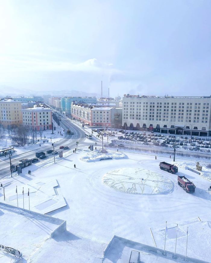 Murmansk có khí hậu lạnh, tuyết phủ trắng những con đường nơi đây