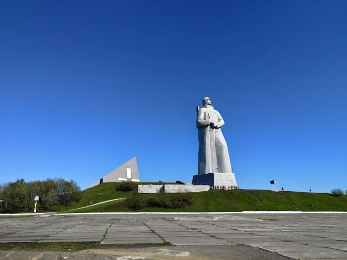 ngắm Bắc Cực quang ở Murmansk, ghé thăm Đài tưởng niệm Alyosha