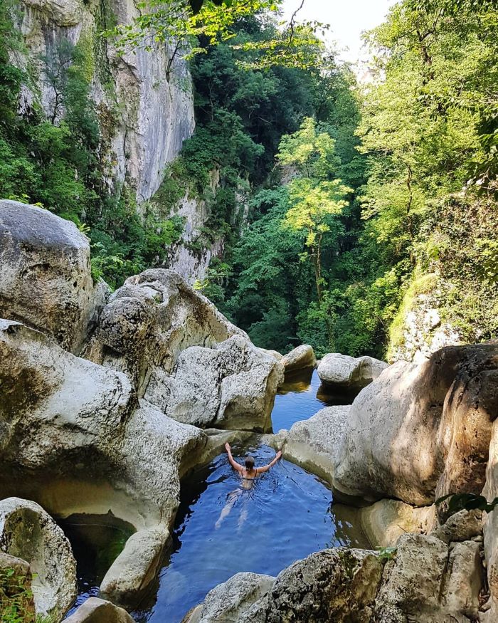 Hòa mình vào khung cảnh thiên nhiên là trải nghiệm có 1 không 2 ở thác nước Agura