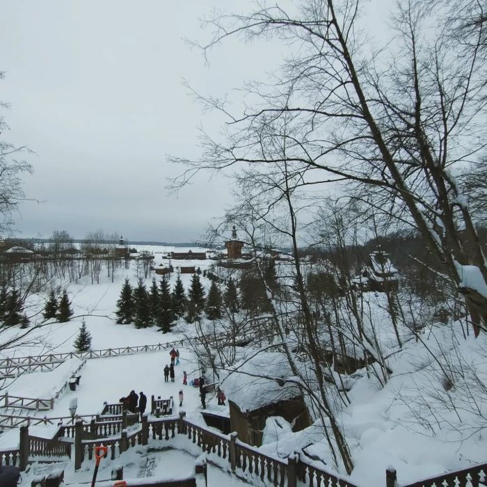 Thị trấn nhỏ ở Nga vào mùa đông có tuyết phủ dày