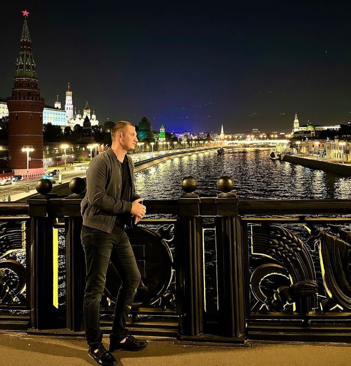 Đứng trên cầu và ngắm Moscow về đêm tuyệt đẹp