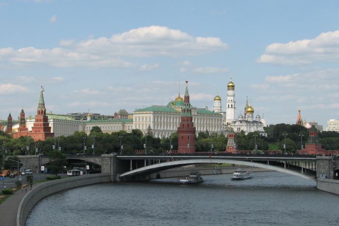 Bạn có thể đi dạo, thư giãn khi di chuyển trên cầu Bolshoy Kamenny