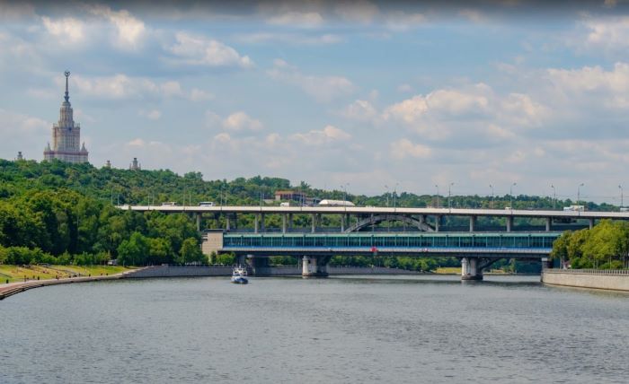 Hình ảnh cây cầu Luzhnetskiy khi nhìn từ xa