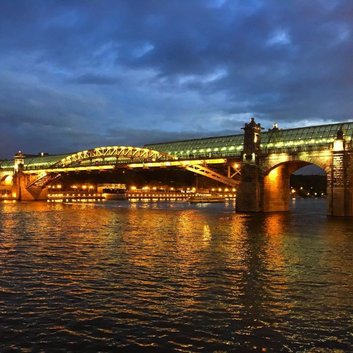 Cầu Pushkinsky rực rỡ dưới ánh đèn lung linh