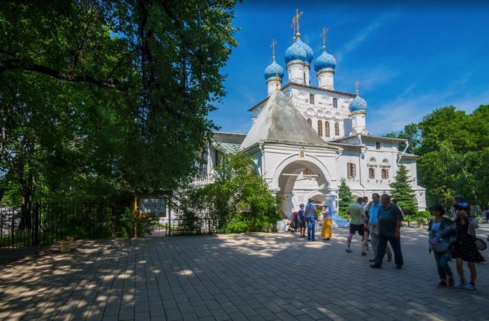 Nhà thờ Đức Mẹ Kazan thu hút du khách đến tham quan