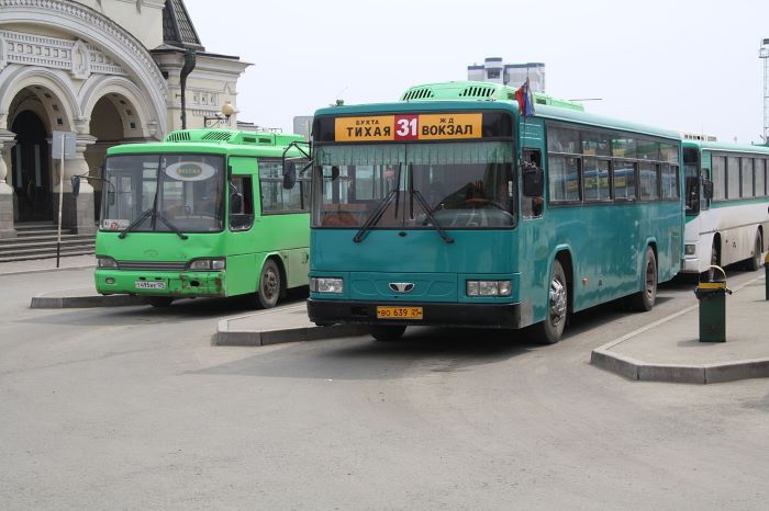 Xe bus là phương tiện giúp bạn tiết kiệm chi phí đi lại khi du lịch Vladivostok Nga