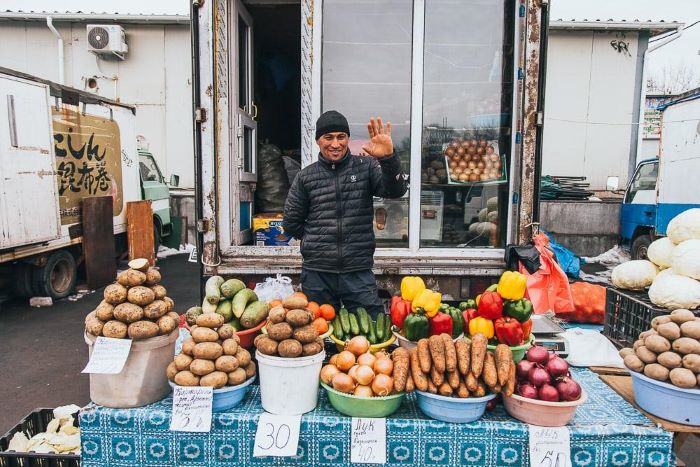 Nhiều đồ ăn, hoa quả được bày bán ở các khu chợ ở Vladivostok