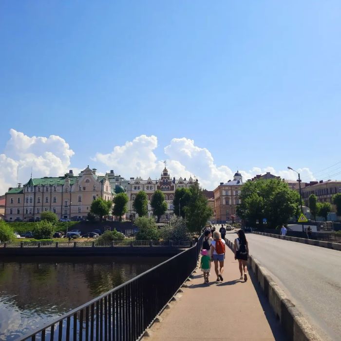 Bạn có thể dạo quanh Lâu đài Vyborg đi bộ thư giãn