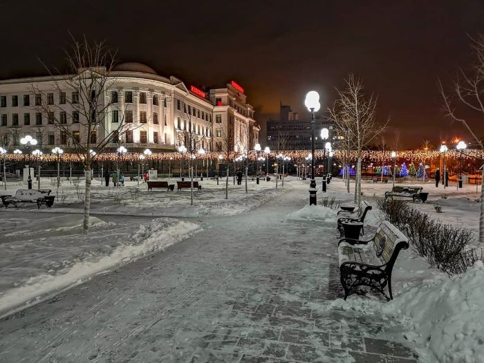 Mùa đông với tuyết phủ trắng các con đường ở Yekaterinburg Nga