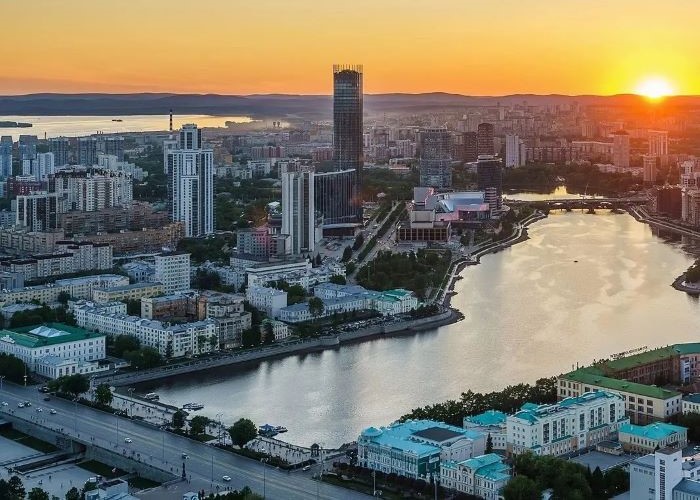 Khung cảnh Yekaterinburg Nga vào buổi chiều hoàng hôn