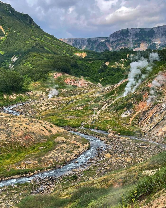 Hình ảnh thung lũng Geysers khi nhìn từ trên cao xuống