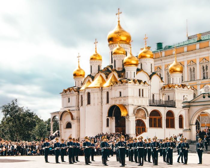 Lễ đổi gác đang diễn ra trước nhà thờ Chúa Kitô Cứu thế ở Moscow