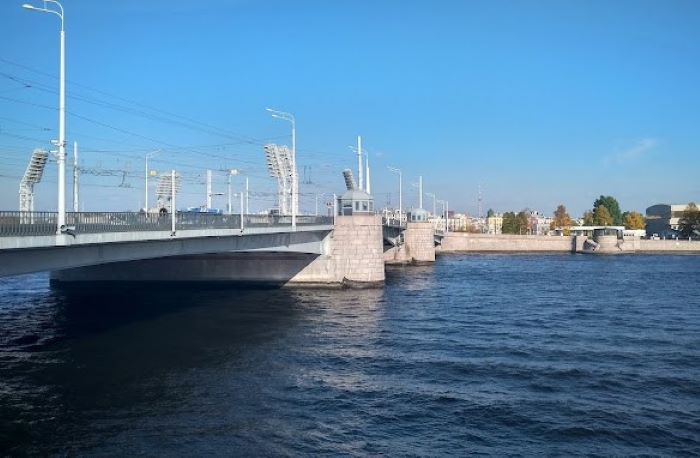Cầu Tuchkov là cầu nối giao thông quan trọng ở St. Petersburg