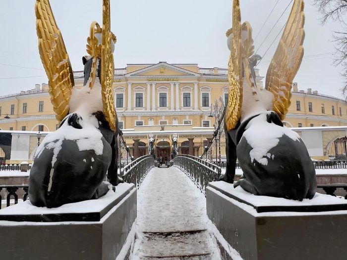Chú Griffin với đôi cánh vàng là biểu tượng cầu nổi bật ở St. Petersburg